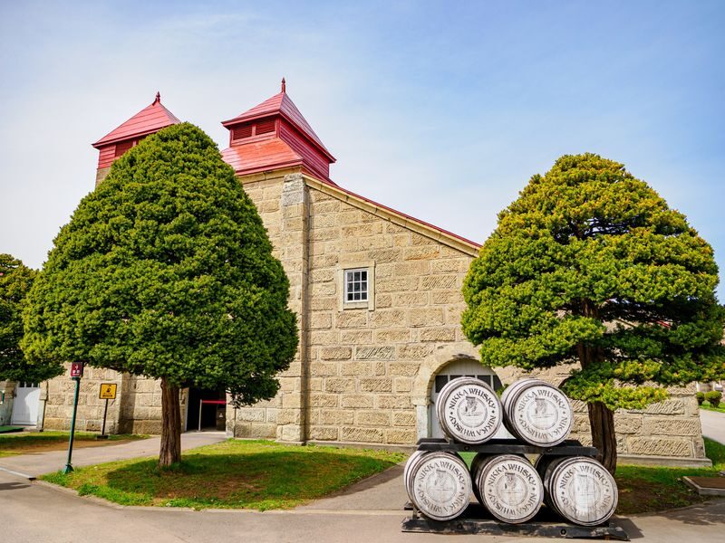 Otaru, Nikka Whisky & Shakotan Blue Full-Day Tour - Guides can make the schedule feel human