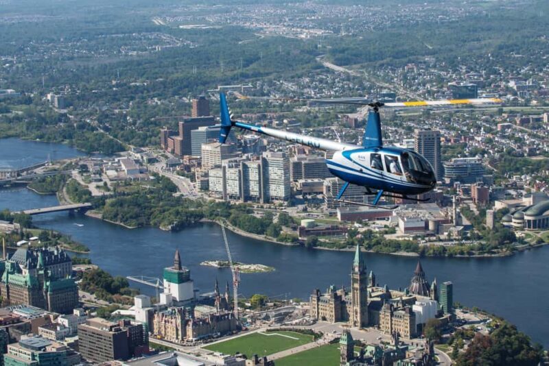 Ottawa: Panoramic helicopter flight (Gatineau Park + downtown) - Key Points