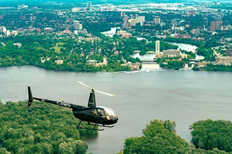 Ottawa: Panoramic helicopter flight (Gatineau Park + downtown) - A close-up look at this helicopter experience