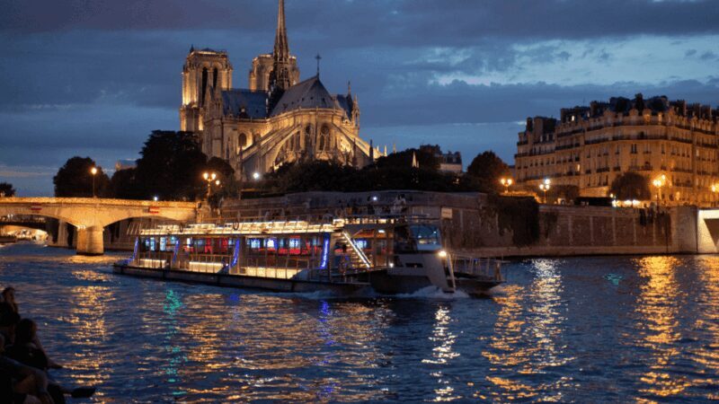 Outside Île de la Cité Tour with Crypt Access and cruise - Key Points