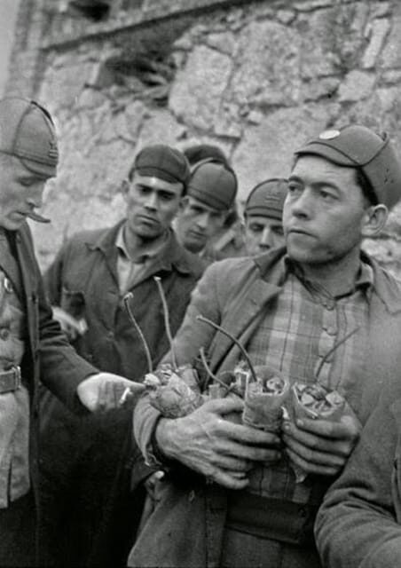 Oviedo: Tour de la Revolución de 1934 - A Closer Look at the Oviedo: Tour de la Revolución de 1934