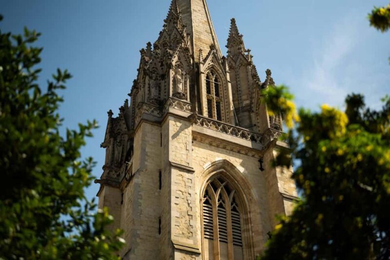Oxford: Alumni-led Tour & Punt w/ New College Option - Discover Oxford Through the Eyes of an Alum — A Complete Tour Experience