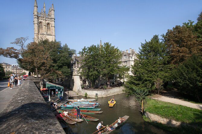 Oxford | Alumni-Led Walking & Punting Tour w/opt New College - A Deep Dive into the Oxford Experience