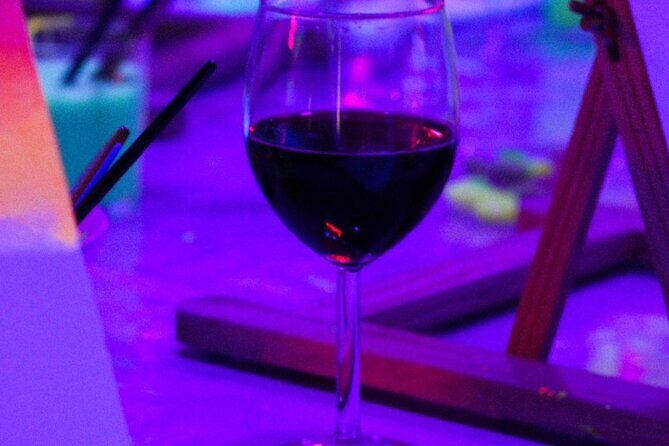 Paint a neon fluorescent picture while drinking unlimited wine - The Value of a Neon Painting Night in Valencia