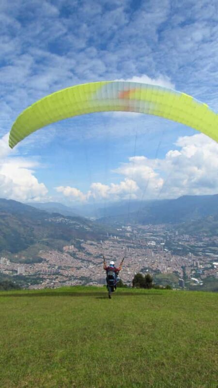 Paraglide over beautiful Medellin - The Experience in Detail