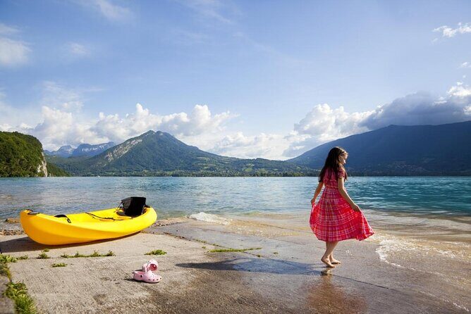 Paragliding Performance flight over the magnificent Lake Annecy - Experience Paragliding Over Lake Annecy with Takamaka