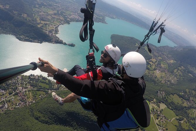 Paragliding Performance flight over the magnificent Lake Annecy - Who Should Consider This Paragliding Flight?