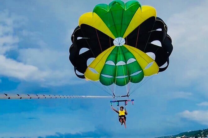 Parasailing activity in Montego Bay with lunch and transfer - Parasailing in Montego Bay with Lunch and Transfer: A Complete Review