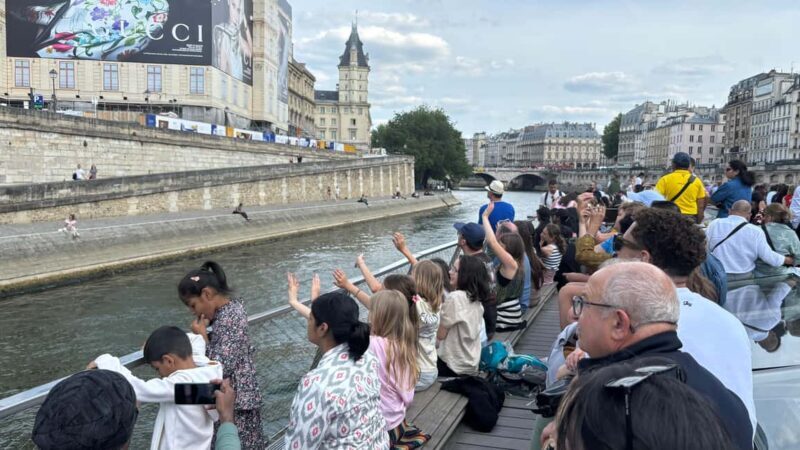 Paris: 1-Hour Sightseeing Cruise and 3-Course Bistro Dinner - Who Will Enjoy This?