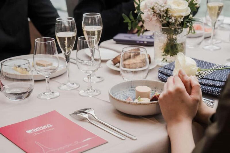 Paris: 4-Course Dinner Cruise on Seine River with Live Music - Key Points