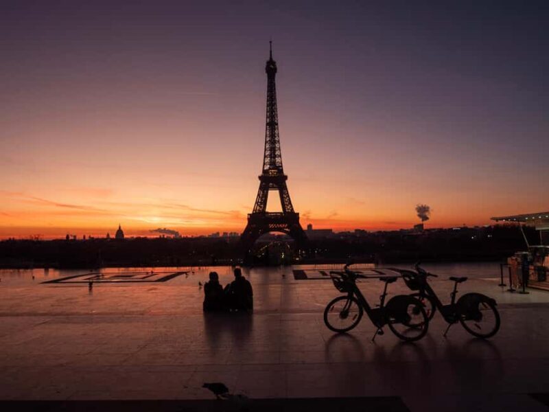 Paris Before the Crowds: Sunrise Bike Tour with Breakfast - Key Points