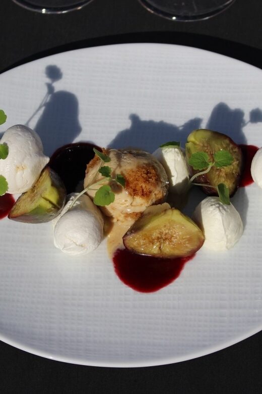 Paris: Bustronome Gourmet Dinner Tour - Service and Atmosphere