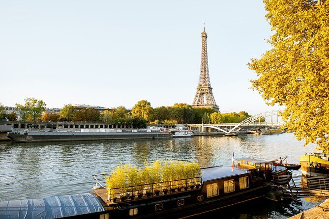 Paris: Cruise, gourmet dinner & live show - FAQ