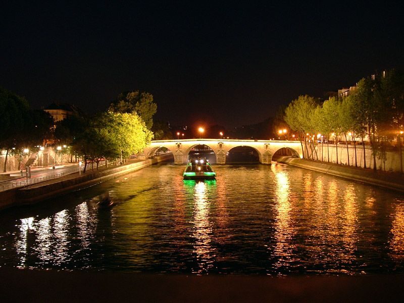Paris: Dinner Cruise on the Seine and Eiffel Tower 2nd floor - Who Should Consider This Tour?