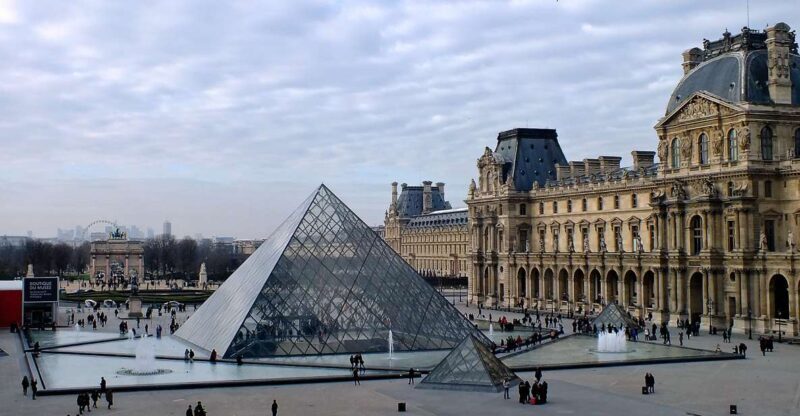 Paris: Express Walk with a Local in 90 minutes - Key Points