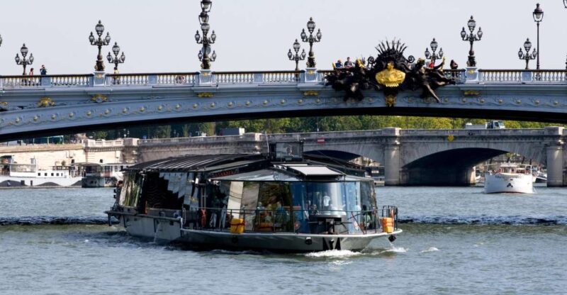 Paris: Festive Paris Lunch Cruise on Christmas Day - Key Points