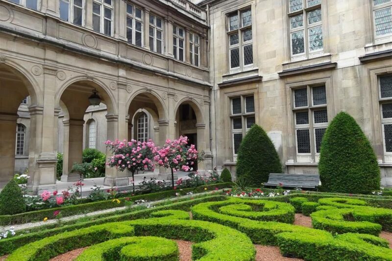 Paris: Guided tour of Marais in German - Key Points