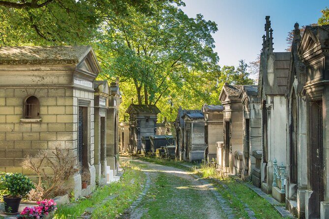 Paris: Haunted Père Lachaise Cemetery Guided Tour - Key Points