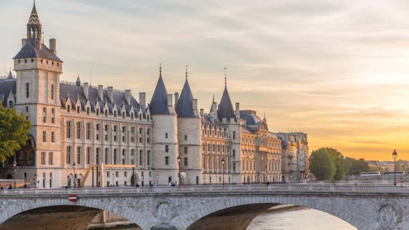 Paris : Historic Heart of Paris: Île de la Cité Walking Tour - Key Points
