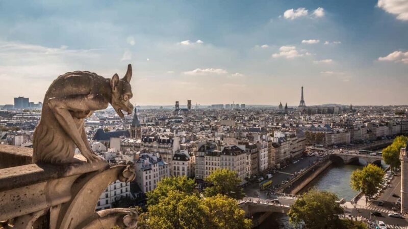 Paris : Historic Heart of Paris: Île de la Cité Walking Tour - Discovering Hidden Gems and Local Flavor