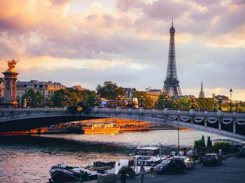 Paris: Montmartre Guided Walking Tour and Seine River Cruise - The Seine River Cruise: Relaxing and Scenic