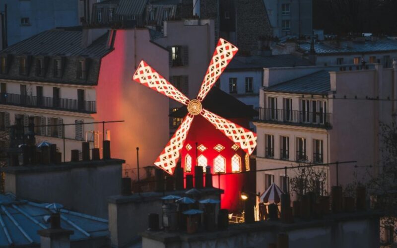 Paris: Montmartre Walking Tour with Sacré-Cur Entry Option - Discover Montmartre with a Guided Walking Tour