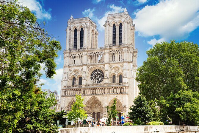 Paris Notre Dame Cathedral & lle de la Cite Walking Tour - Discovering Île de la Cité: From Roman Roots to Gothic Grandeur