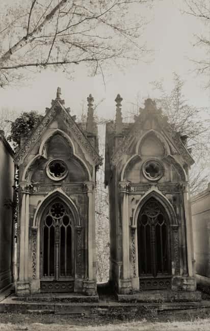 Paris: Père Lachaise Cemetery Guided Tour in Polish - A Deep Dive into the Père Lachaise Experience