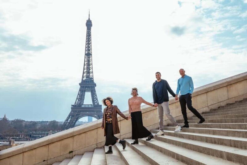 Paris photographer 1 hour near the Eiffel Tower or in Paris - Key Points