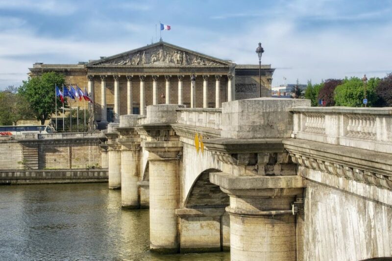 Paris Private Full Day 7 Iconic Sights City tour by Mercedes - FAQ