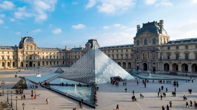 Paris: Private Walking Guided Tour of City's Highlights - Exploring the Tour in Detail