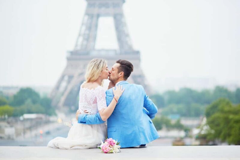 Paris: Romantic Couple Photoshoot (with flower bouquet!) - Key Points