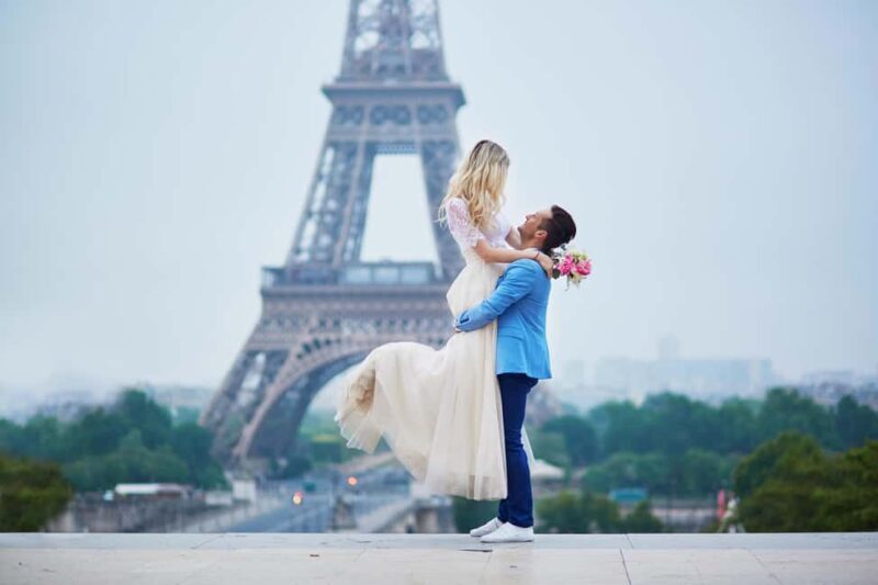 Paris: Romantic Couple Photoshoot (with flower bouquet!) - A Closer Look at the Experience