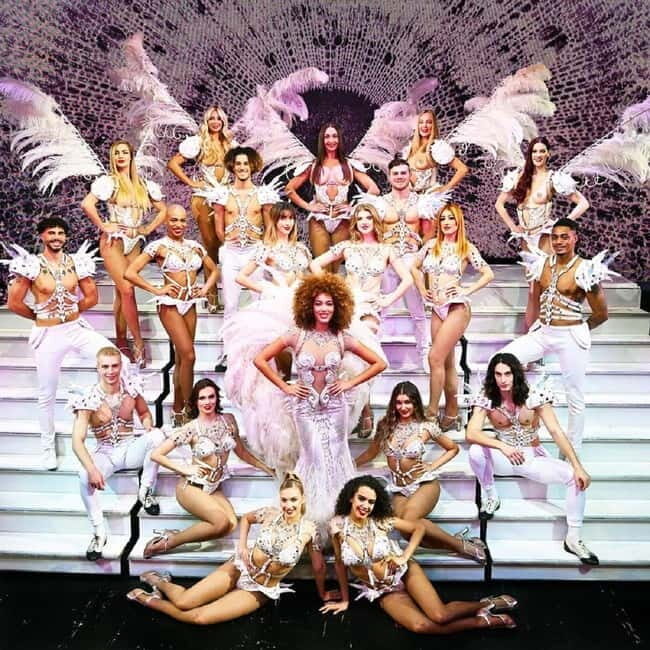 Paris: Seine Yacht Hotel Stay & Paradis Latin Cabaret show - Breaking Down the Itinerary