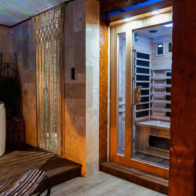 Paris: Seine Yacht Hotel Stay & Paradis Latin Cabaret show - What Makes This Experience Stand Out?