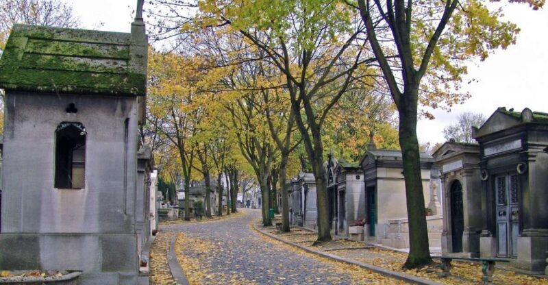 Paris: Stories of Père Lachaise Cemetery Walking Tour - The Experience in Detail