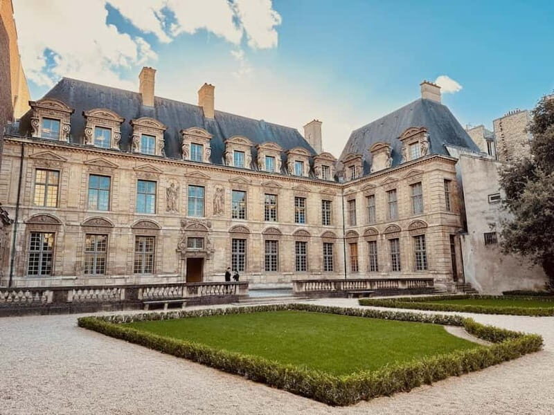 Paris: The vibrant city center and Le Marais in German - Who Would Enjoy This Tour?