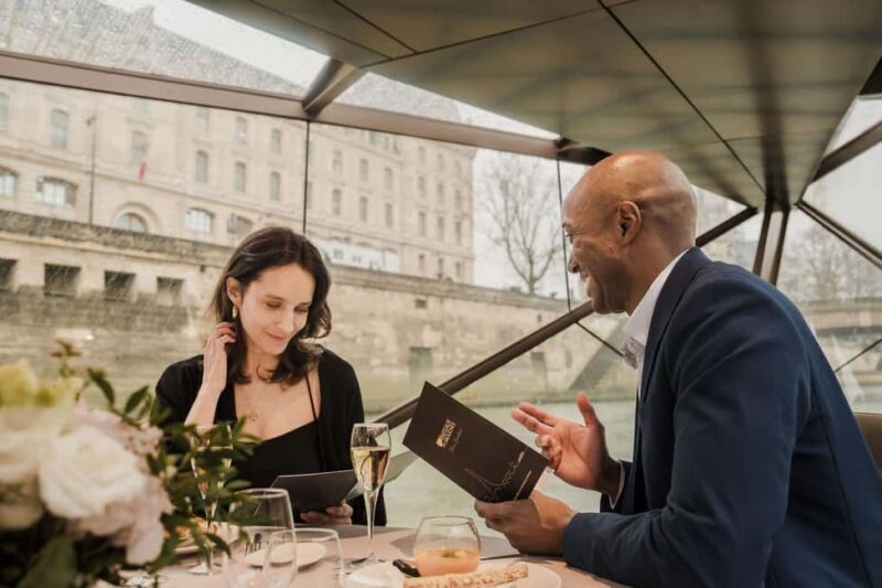 Paris : Valentine's Day Diner Cruise on the Seine river - An In-Depth Look at the Valentine’s Day Seine Dinner Cruise