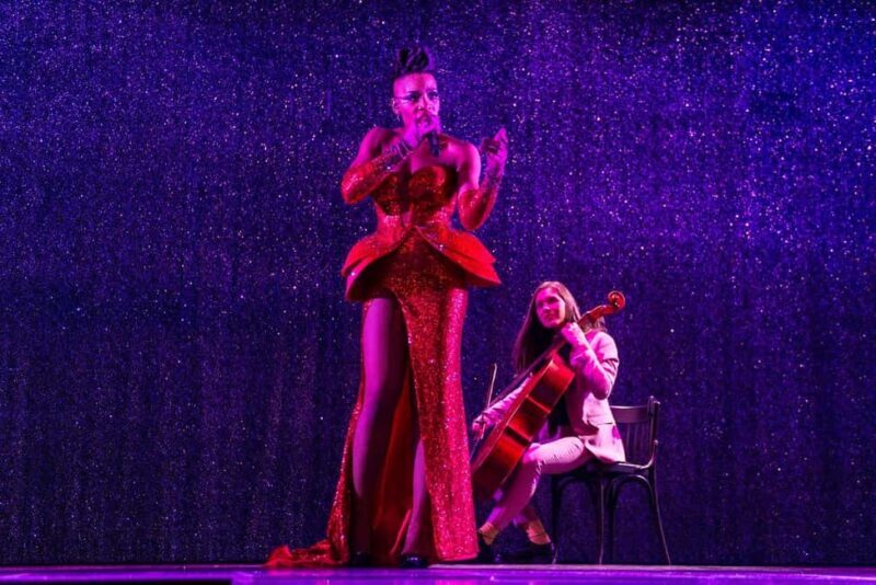 Paris: VIP Dinner and Cabaret Show at Paradis Latin - FAQ