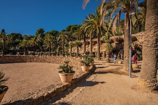 Park Guell Small Group Guided Tour with Skip the Line Ticket - Who Should Take This Tour?