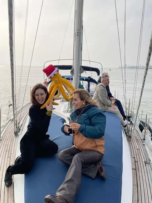 Parque das Nações: Yoga and meditation at sunrise aboard a sailboat! - Key Points