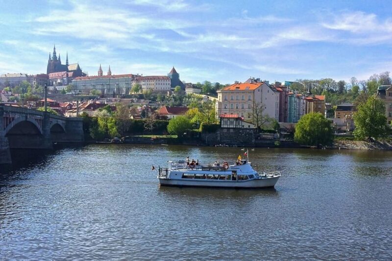 Party in Prague: Private River Cruise with Unlimited Drinks - A Closer Look at the Experience