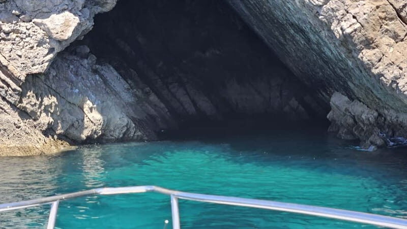Passeio de Barco em Sesimbra (Publico/Compartilhado) - Exploring the Sesimbra Coast on a Shared Boat Tour