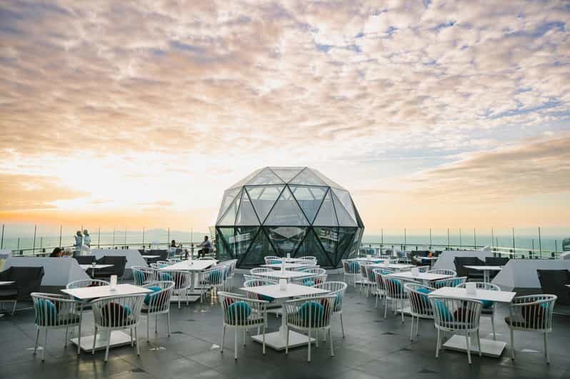 Pattaya: The Sky 32 at Grande CentrePoint Hotel - The Setting and Atmosphere