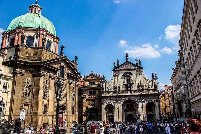 Pedestrian tour of Prague in Spanish - Exploring Prague’s Heart: The Itinerary in Detail