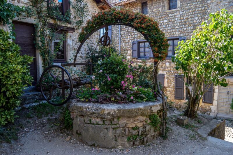 Pérouges: Private Guided Tour of the Medieval Village - Exploring the Village: What to Expect