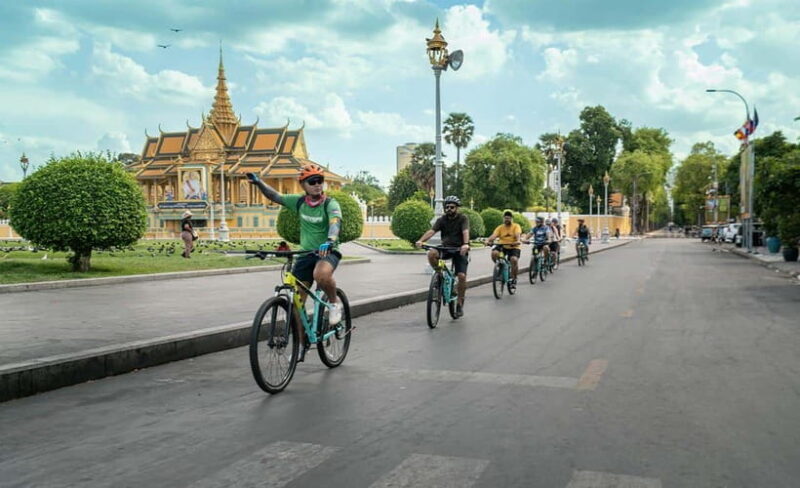Phnom Penh: Bike & Boat Guided Tour included Snacks & Beers - Key Points