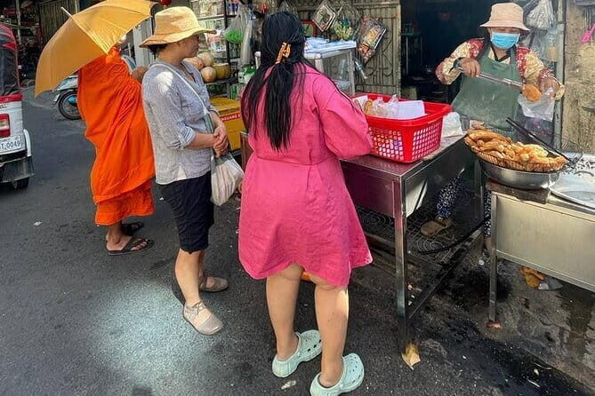 Phnom Penh Morning Breakfast, Market and Art Tour by Tuktuk - Who Should Consider This Tour?
