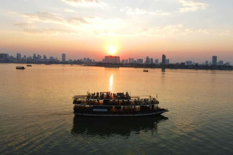 Phnom Penh: Sunset Dinner Cruise with English Speaking Guide - Key Points