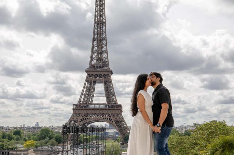 Photo session for couples with flowers around Eiffel tower - Key Points